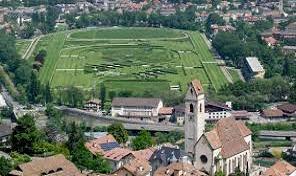 Brindisi e sfilata per la vigilia delle corse a Merano