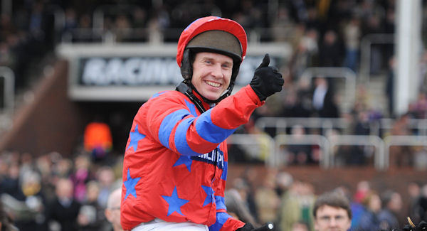 Inghilterra. Il champion jockey Richard Johnson crede in Native River per la vittoria nella Gold Cup di Cheltenham. La frusta di Hereford ha vinto questa corsa nel 2000 in sella a Looks Like Trouble