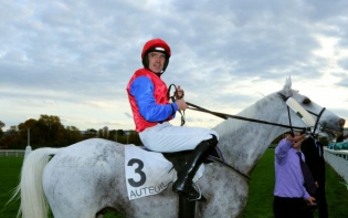 Francia. Un commovente Thousand Stars ottiene la vittoria nel Grand Prix D’Automne, precedendo Aubusson e il francese Hippomene