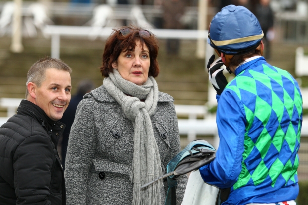 Cagnes Sur Mer. Clou in Costa Azzurra in una giornata tutta in rosa. Flavin vince a sorpresa il Grand Prix Città di Nizza per Patricia Butel, Serienshock training di Alexandra Rosa, conquista la Gran Siepi