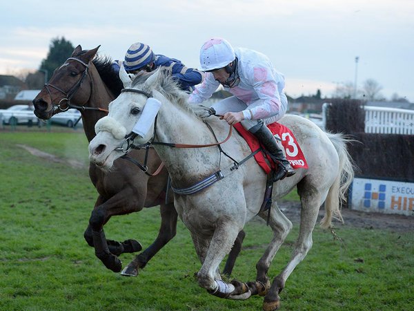 Warwick. Continua la meravigliosa favola del trainer in rosa Kerry Lee. Dopo il Coral Welsh vince anche il Classic Chase grazie a Russ Blanc