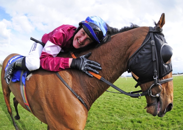 Irlanda. Squalifiche per due anni causa cocaina per il jockey Ger Fox e gli amatori Roger Quinlan e Danny Benson. Il Comitato di Rinvio: “Aumenteremo le sanzioni fino a quattro anni per tali reati”