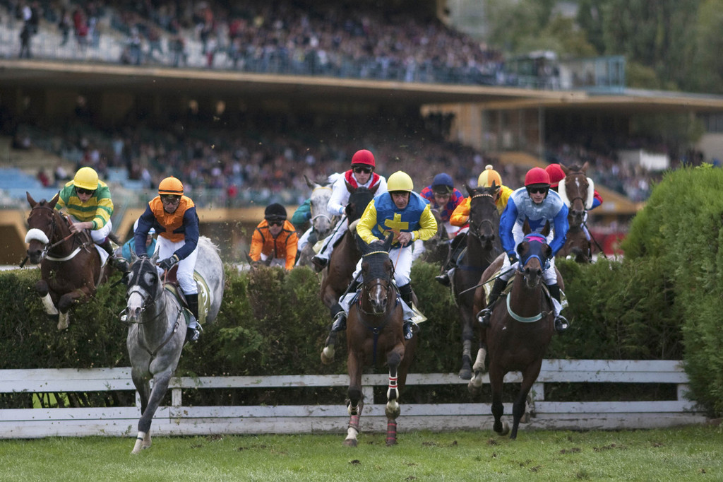 Italia. Merano apre i battenti domenica, otto le giornate in programma nella prima sessione stagionale, lunedì 10 Giugno la Pentecoste, sabato 29 e domenica 30 week end di alto livello con Criterium di Primavera, Gran Siepi d’Italia, Dei Giovani, Vanoni, Grande Steeple Chase D’Europa e Roma