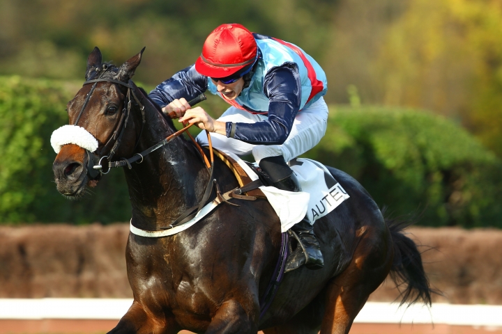 Auteuil. Guillaume Macaire trionfa nella super domenica parigina. So French vince a sorpresa il Grande Steeple Chase battendo il compagno Storm Of Saintly. Punch Nantais si salva nel Ferdinand Dufaure