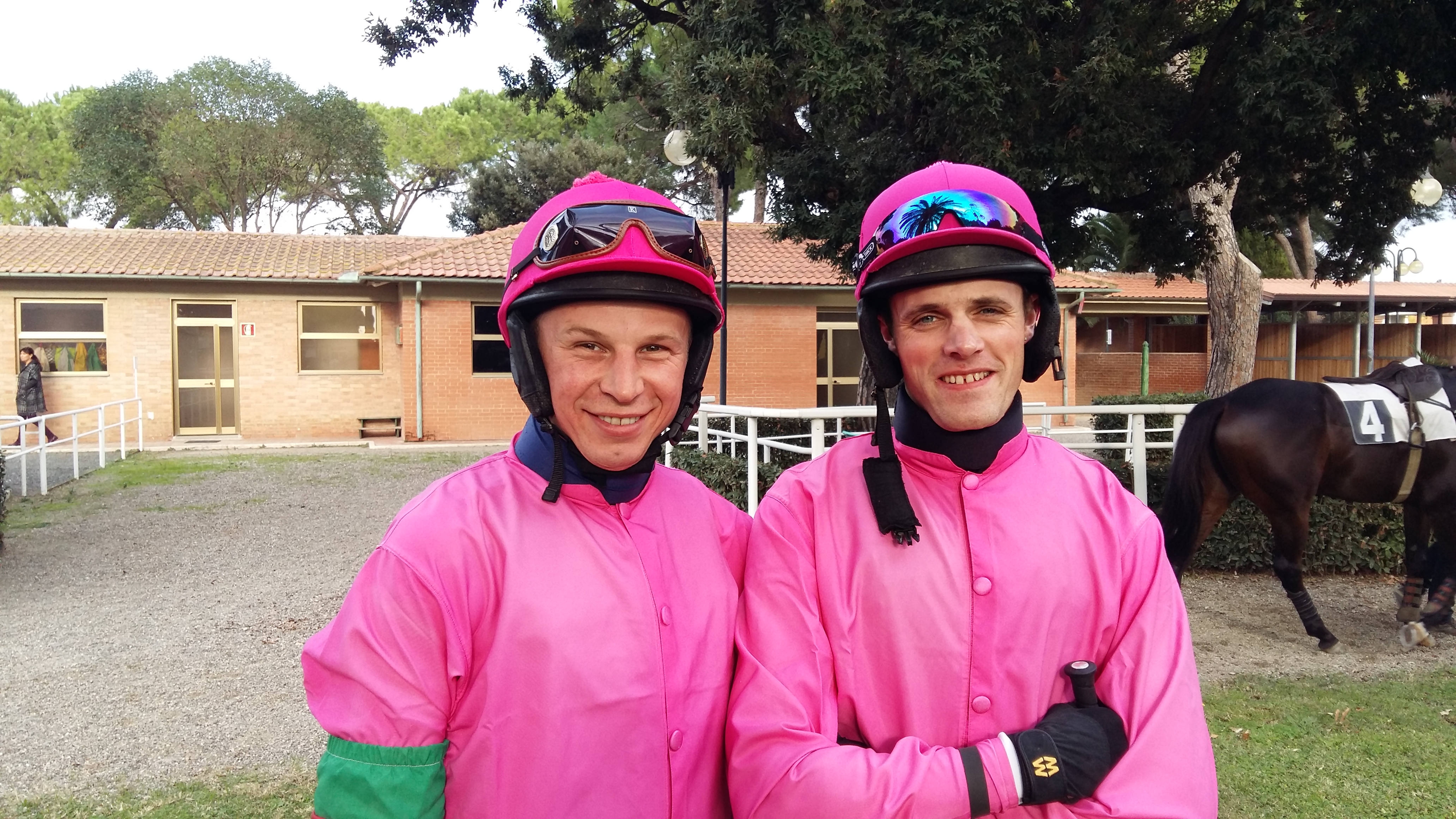 Merano. Paolo Favero cala il poker nella domenica di Maia. Il trainer altoatesino conquista l’en plein nell’atteso Grande Steeple Chase di Roma. Un meraviglioso Ara Gold gestito perfettamente da Dominik Pastuszka, batte il compagno di una vita Dar Said