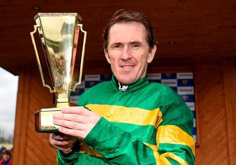 Inghilterra. Tony McCoy a Buckingham Palace ha ricevuto l’onorificenza del cavalierato, la cerimonia condotta dalla Principessa Anna alla presenza dei figli Zara e Peter