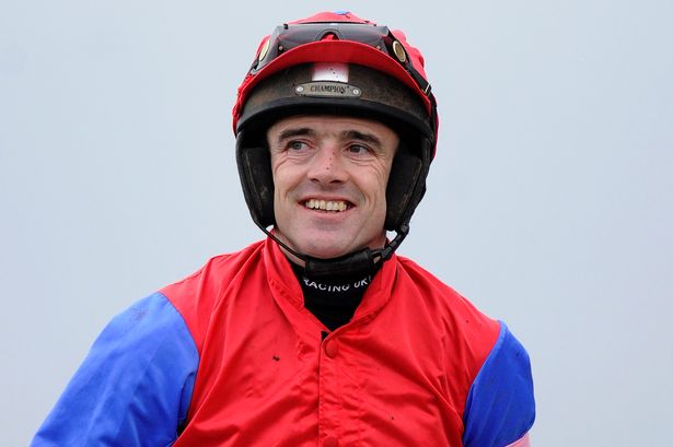 Irlanda. A Tramore, Ruby Walsh torna a vincere dopo quasi due mesi d’assenza dalle piste di casa. Il champion jockey sorridente nel dopo corsa, si è soffermato qualche istante sulla prossima trasferta francese di Auteuil