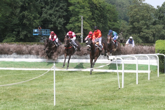 Francia. Domenica nel dipartimento della Savoia si corre il Grande Steeple Chase di Aix Le Bains, in pista Guillaume Macaire con il tedesco Allen Voran contro cinque agguerriti avversari