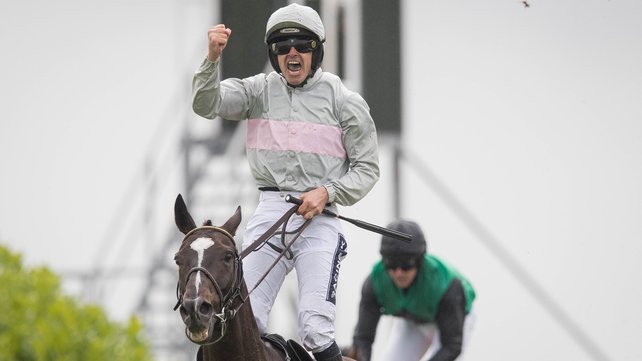 Irlanda. Spettacolo assoluto nelle ricche Guinness Galway Hurdle, vince Clondaw Warrior sotto la gestione ancora una volta superba da parte di Ruby Walsh, alla sua prima vittoria in questa corsa. Battuto Hidden Cyclone e il McManus Princely Conn