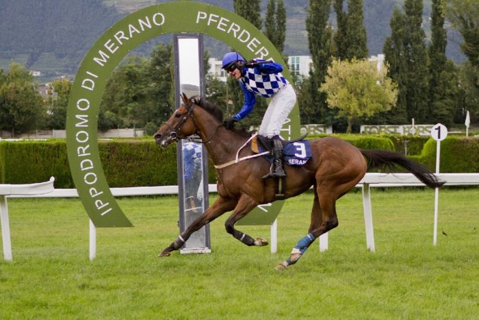 Italia. Brog Deas domina la Gran Corsa Siepi di Merano, lasciando al secondo posto uno stoico Notti Magiche che precede di misura Chiaromonte e la tedesca Koffi Lady. Nel Nazioni corsa ad eliminazione con arrivo a tavolino