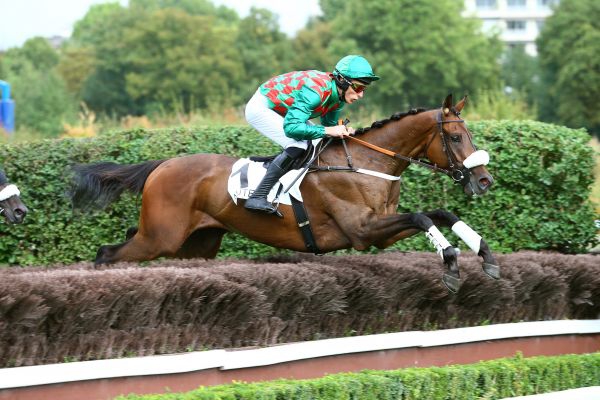 Francia. Nella ‘prima’ stagionale ad Auteuil, Guillaume Macaire non sbaglia con Saint Goustan Blue nel Prix Mélanos