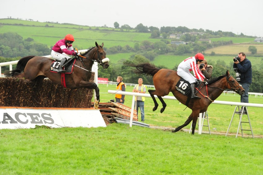 Irlanda. La magia delle corse premia la dilettante Lisa O’Neill in sella a Wrath Of Titans nell’attesissimo Guinness Kerry National Handicap Chase di Listowel