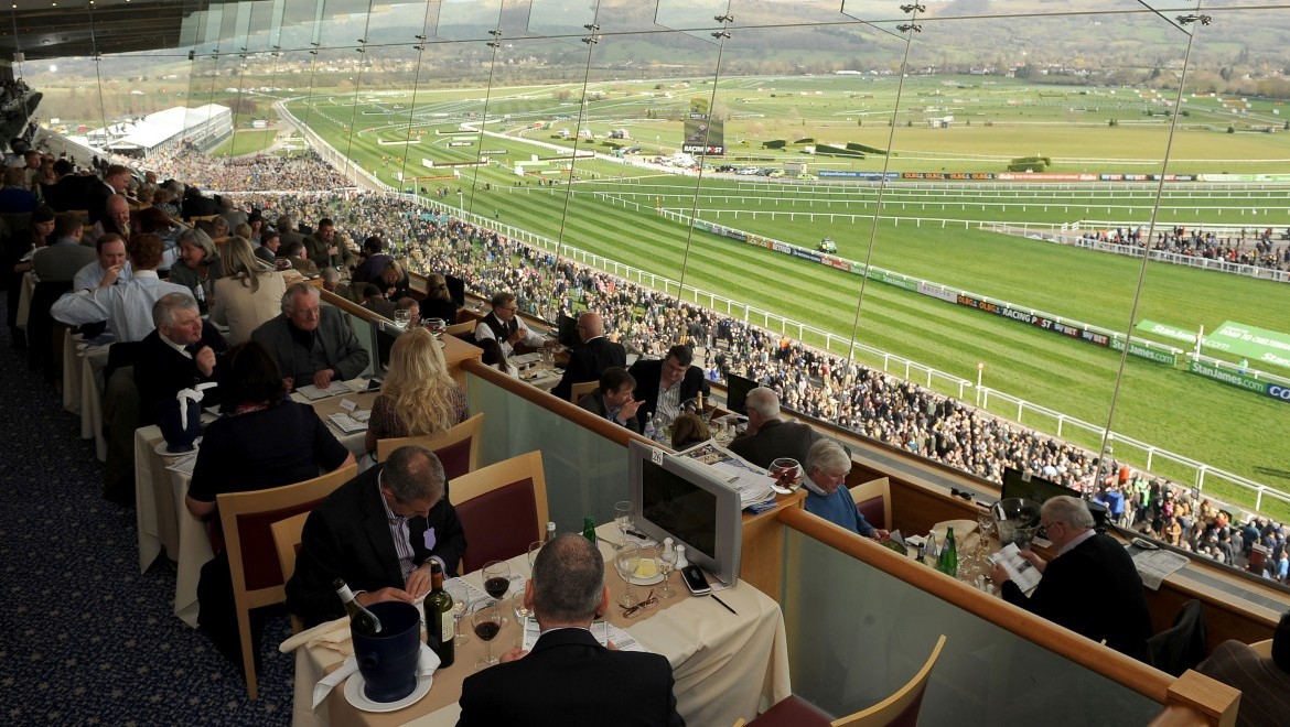 Inghilterra. Riapre Cheltenham per una due giorni di buon profilo che inaugura ufficialmente la nuova stagione National Hunt. Domenica prima anche al Merseyside di Aintree