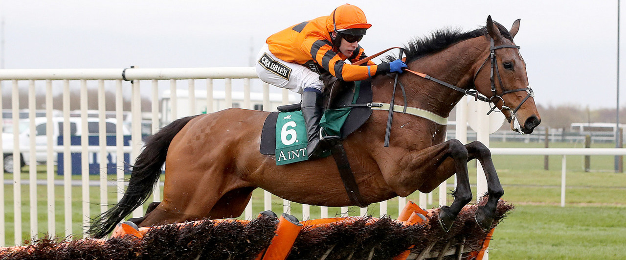 Inghilterra. Il dominatore delle World Hurdle Thistlecrack, impostato per il rientro con debutto in steeple a Chepstow il prossimo martedì. Obiettivo Gold Cup di Cheltenham