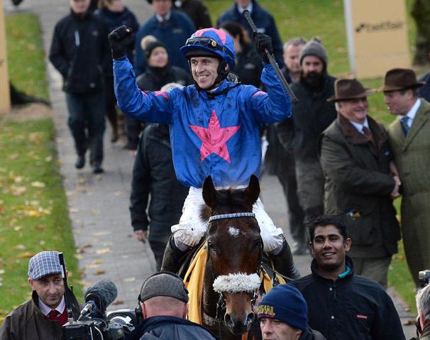 Inghilterra. Cue Card e Paddy Brennan trionfano per la terza volta nelle Betfair Chase ad Haydock Park, primo step verso le Triple Crown Chase. Battuto il generoso Coneygree, terzo a distacco il francese Vezlay