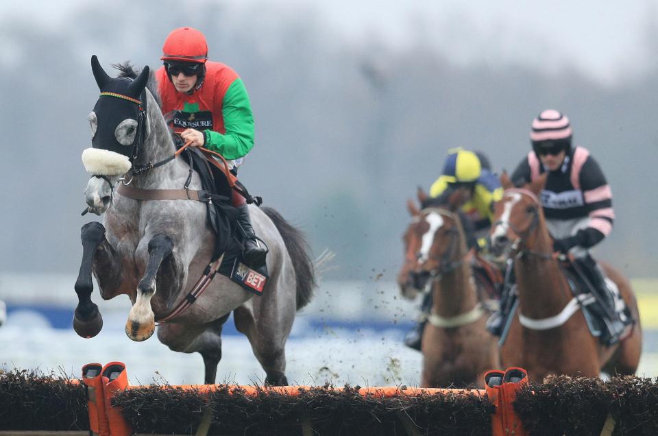 Inghilterra. Super friday ad Ascot per Paul Nicholls e Sam Twiston Davies. La ditta del Somerset cala un fantastico hat trick, Capitaine vince i Trial delle Supreme, Politologue conquista le Mitie Novices Chase. Topofthegame in apertura