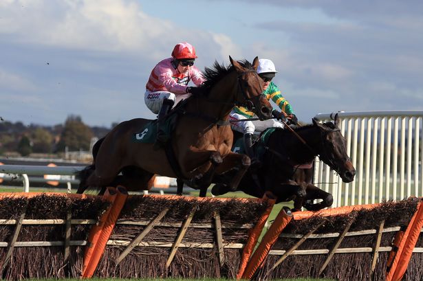 Inghilterra. Newbury teatro di un’edizione interessante delle Challow di gruppo uno, in pista promettenti novizi con l’allievo di Dan Skelton Robin Roe alla ricerca di conferma contro l’ex francese Messire Des Obeaux e l’irlandese di McManus Baltazar D’Allier