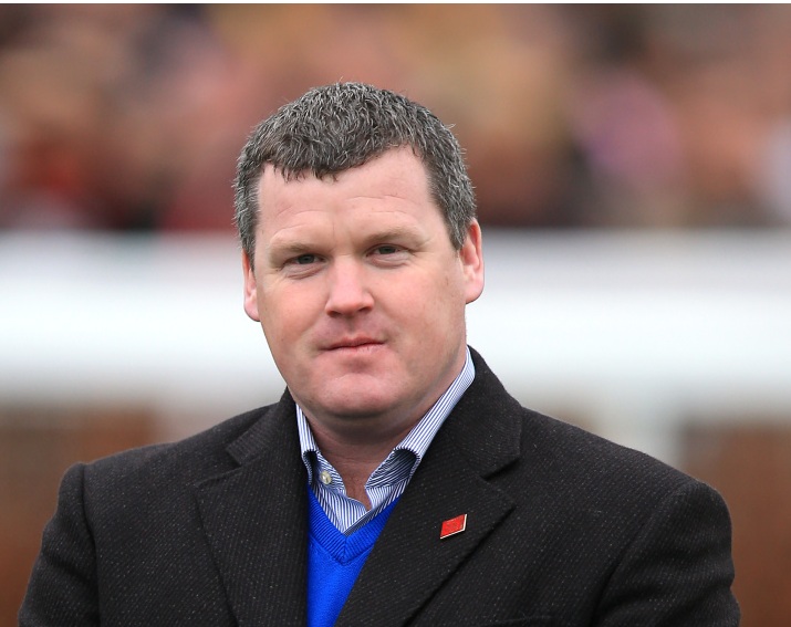 IRLANDA. Gordon Elliott bannato a tempo determinato dalla Bha per la foto uscita sui social, non potrà partecipare a Cheltenham. Nel frattempo indagine della Irish Horse Racing e cinque dei migliori cavalli in formazione al trainer di Longwood andranno ad altri allenatori, fra questi l’imbattuto Envoi Allen per Cheveley Park