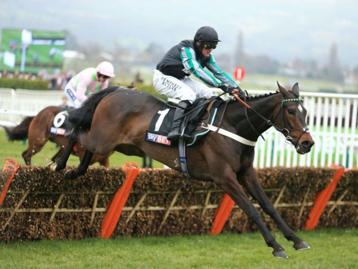 Inghilterra. Altior non andrà ad Aintree questo venerdì per la Melling Chase, per il campione di Henderson destinazione Sandown Park per difendere il titolo nella Celebration Chase. Might Bite, il secondo della Gold Cup, confermato a Liverpool il giovedì per la Bowl Chase