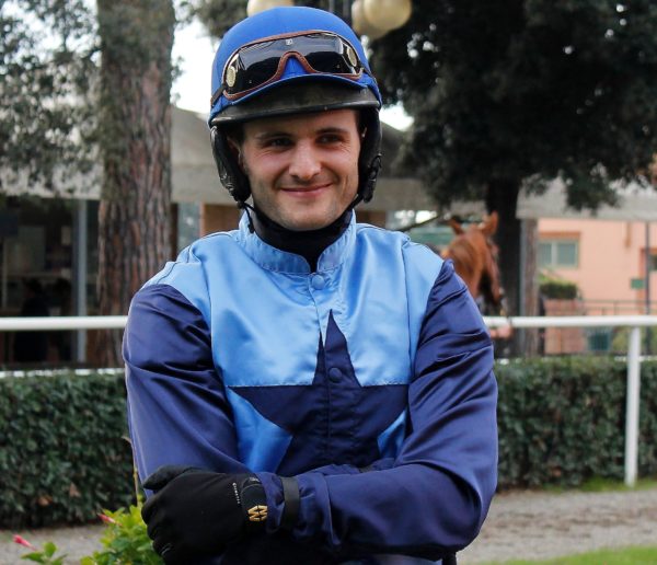 ITALIA. Merano, Pepi Vana conferma L’Estran direttamente al Merano. Dopo la splendida vittoria di domenica nel Creme Anglaise, il campione di Josef Aichner bypasserà il Mipaaf per andare direttamente al Gp. Stessa sorte per Broughton vincitore del Meandri, obiettivo Gp Delle Nazioni