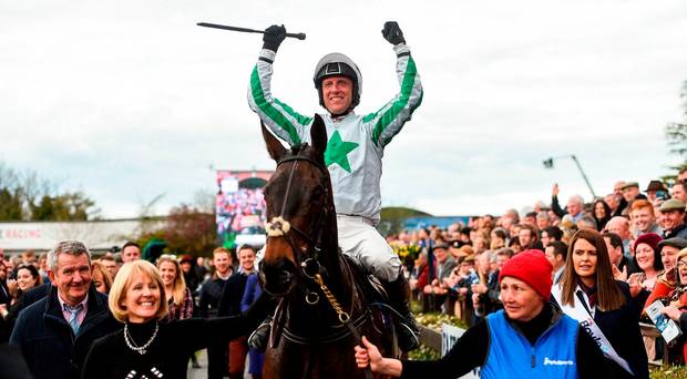 Irlanda. Our Duke trionfa nell’Irish Grand National Chase di Fairyhouse. Il successo conquistato dal sette anni nella corsa più importante d’Irlanda, conferma la meravigliosa stagione di Johanna Harrington e Robbie Power