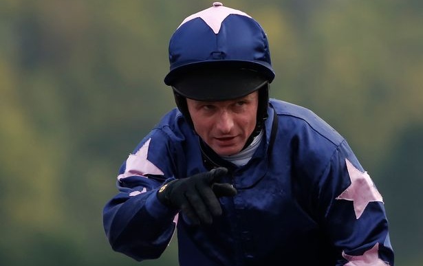 Inghilterra e Irlanda. Pochi giorni al termine della stagione, Paul Nicholls e Gordon Elliott ad un passo dal titolo, fra i jockey conferme per Ruby Walsh e Richard Johnson. Paul Moloney appende la sella al chiodo