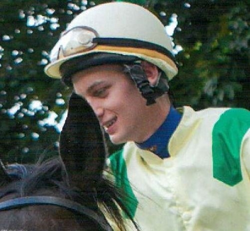 Francia. Corsa ad eliminazione nel Prix James Hennessy ad Auteuil, cadono in tre e vittoria per distacco della femmina Tavéra. Davide Satalia vince in sella a Tivano D’Authie nel Prix Valmajour