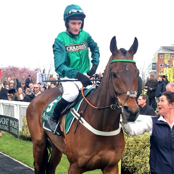 Francia. L’Ami Serge vince la Grand Course de Haies de Auteuil, en plein Munir con il secondo posto di Alex De Larredya, terzo l’irlandese Shaneshill, out Blue Dragon. Nell’Alain Du Breil l’atteso De Bon Coeur cade alla penultima e Prince Ali ringrazia precedendo l’ospite Bapaume. Tunis ok fra i tre anni, Bon Augure conquista il Prix des Drags