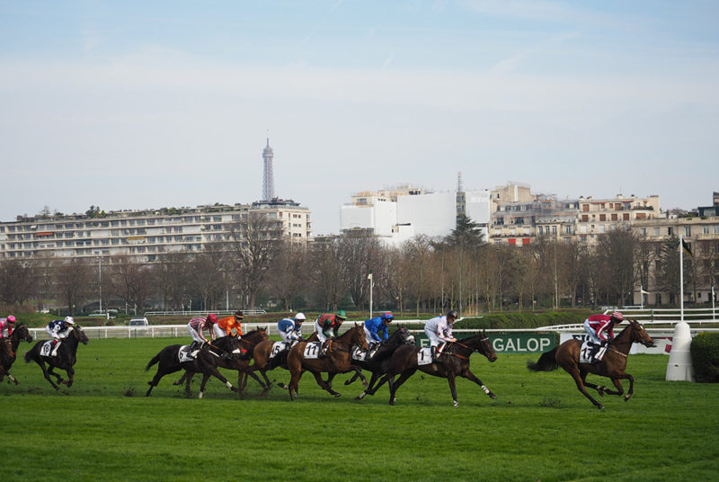 FRANCIA. Giugno caldissimo a Parigi. Sabato il primo degli ultimi quattro giorni della stagione di Auteuil. Attesa per il Prix Des Drags, La Barka e Questarabad, oltre a D’Iena e Prix Stanley. Il 18 lo Xavier de Chevigny; Perichole e Tredern mercoledì 22, ultimo atto martedì 28 con il Rigoletto