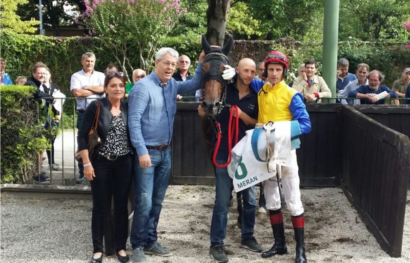 Italia. Spettacolo Raffaele Romano nella domenica di Maia, triplo in giornata grazie a Hurricane Mix nel cross Zanini fra i quattro anni e il fenomeno Live Your Life nel Tagliabue. Al Bustan splendido nel Caimi si candida al Merano, Notti Magiche e Chiaromonte nell’ordine sulle siepi