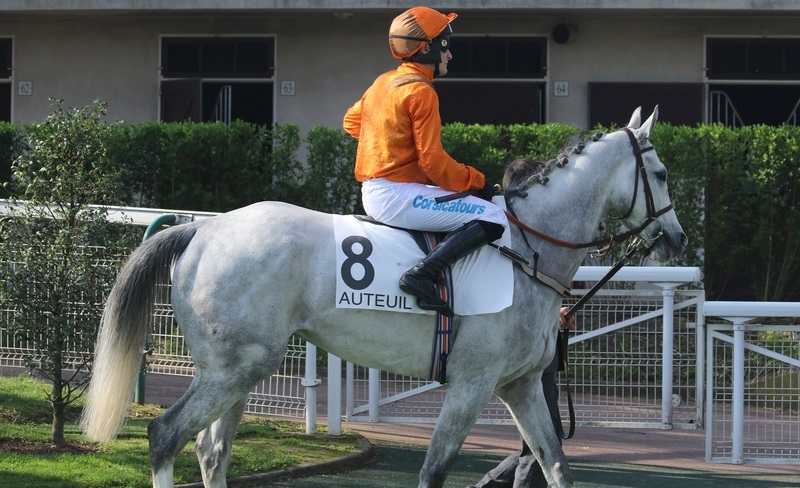 Italia. Champ de Bataille domina l’Antares e si candida alla Gran Siepi di Milano, battuto l’ottimo Finoras e l’importato Vodka Wells. Fra i quattro anni bella sorpresa di Namoum, Collar An Tie vince lo steeple chase