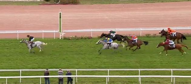 Francia. En plein Isabelle Gallorini nella Grand Course de Haies de Bordeaux, vittoria per Close du Chenet con in sella il giovane Simon Cossart avanti a Sacré Tsar