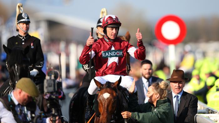 IRLANDA. Davy Russell potrebbe concludere la sua carriera dopo il Grand National di Aintree. Il tre volte jockey campione di Youghal che aveva annunciato il ritiro dopo la vittoria a Thurles a dicembre, era stato richiamato per sostituire l’infortunato Jack Kennedy