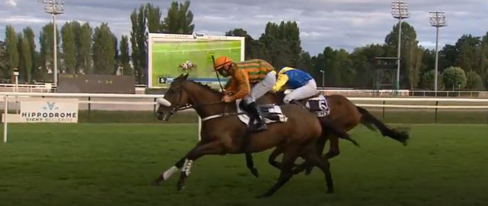 Francia. Maximo Meridio batte sul traguardo il ceco Anaking nella Grand Course de Haies de Vichy, bello il finale a fruste alzate fra Bertrand Lestrade e Jan Faltejsek