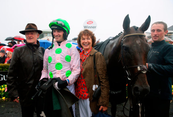 Irlanda. Patrick Mullins splendido in sella a Sharjah nel Galway Hurdle. E’ il secondo gentleman dopo Philip Fenton a vincere la classica di Ballybrit. Willie Mullins fa tripletta in giornata, conquistando il suo terzo ‘Hurdle’ in carriera