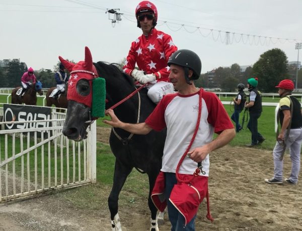 ITALIA. Merano, L’Estran strepitoso nel Creme Anglaise, l’allievo di Pepi Vana alla sua prima a Maia batte il campione Al Bustan, terzo Dusigrosz. Romano e Troger doppio, Amaranthus nel cross country e Mensch fra i quattro anni