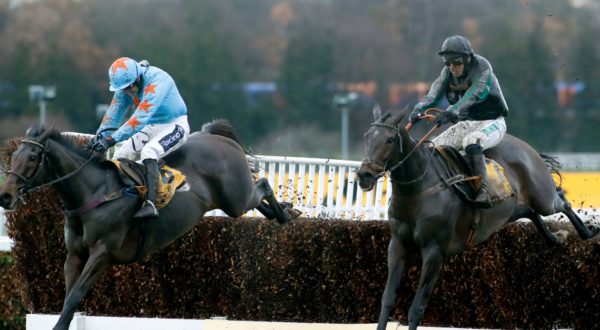 Inghilterra. Altior spettacolo nella Tingle Creek a Sandown Park, l’allievo di Nicky Henderson domina l’irlandese Un De Sceaux e centra la quindicesima vittoria consecutiva in carriera