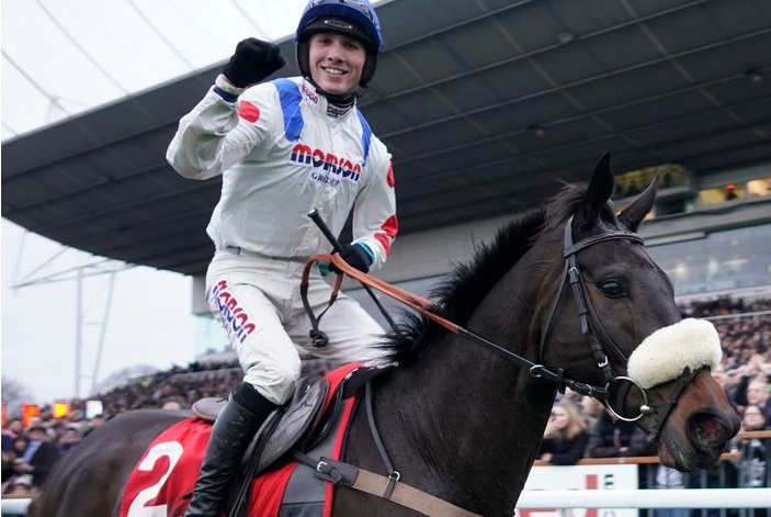 INGHILTERRA. Santo Stefano a Kempton Park con la King George VI Chase, Paul Nicholls cerca il dodicesimo successo nella prestigiosa prova di Gr1 con il vincitore 2018 – 2019 Clan Des Obeaux e il cresciuto Cyrname; Nicky Henderson supplemento per Santini