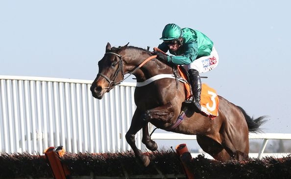 Regno Unito. Fusil Raffles saluta Cheltenham dopo l’infortunio subito nel post gara della vincente Adonis sabato a Kempton Park. Il favorito dell’Arkle Trophy Challenge Le Richebourg, fuori tutta la stagione