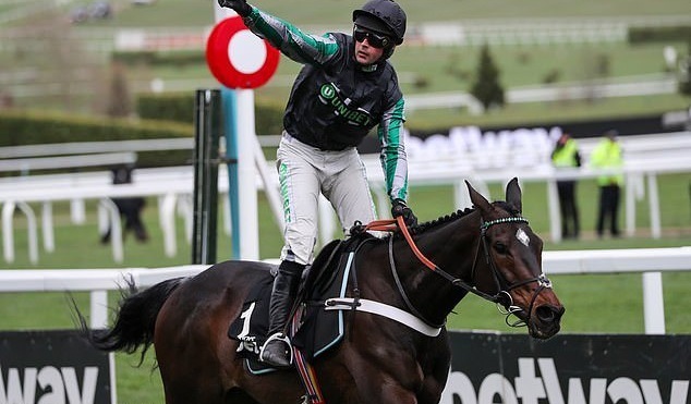 Inghilterra. Cheltenham, Altior leggenda, vince per il secondo anno consecutivo la Queen Mother Champion Chase, l’allievo di Nicky Henderson eguaglia Big Bucks portando a 18 vittorie consecutive il suo record d’imbattibilità sugli ostacoli