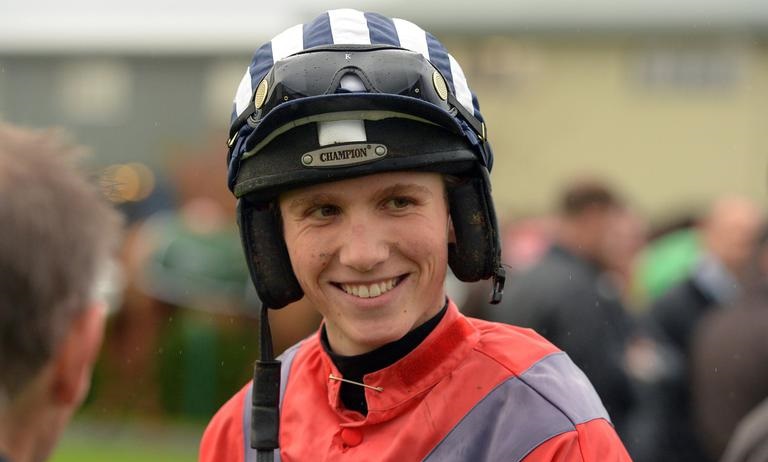 Inghilterra. Harry Cobden stagione top con Paul Nicholls, l’ex champion conditional jockey, vincitore quest’anno di King George VI in sella a Clan Des Obeaux, ha superato per la prima volta in carriera il muro delle 100 vittorie