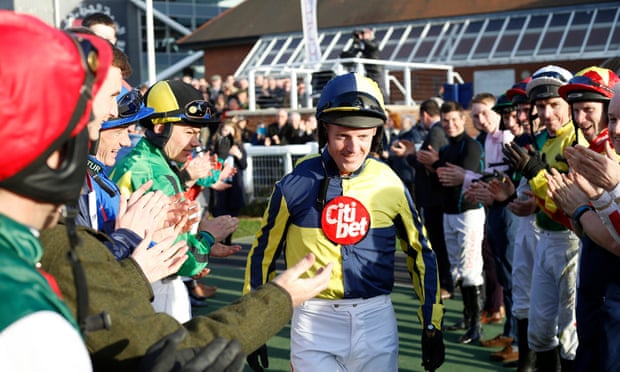 Inghilterra. Noel Fehily ha dato l’addio alle corse vincendo a Newbury in sella a Get In The Queue. Acclamato dal pubblico e avvolto dal calore della sua famiglia presente all’ippodromo, la frusta irlandese ha ricevuto tributi importanti da tutto gli addetti ai lavori