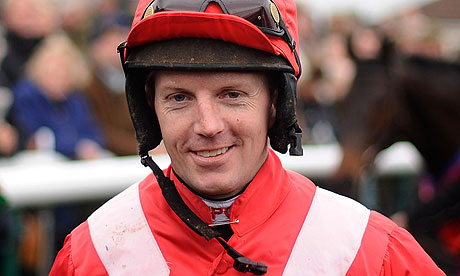 Inghilterra. Noel Fehily saluta, il jockey irlandese due volte vincitore di Champion Hurdle e King George VI, lascerà le corse con la sua ultima monta questo sabato a Newbury