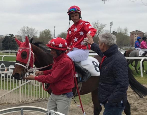 Italia. Raffaele Romano a tutto campo dopo l’impresa realizzata in sella a Sky Costellation nel Dei Novizi a Milano, il jockey bresciano si è concesso ai nostri taccuini svelando i suoi piani futuri