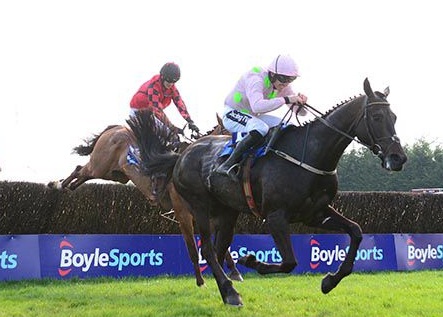 Irlanda. Fairyhouse, Willie Mullins conquista il suo primo Irish Grand National Chase occupando i primi tre posti grazie a Burrows Saint, Isleofhopendreams e Acapella Bourgeois. Ruby Walsh è alla sua terza vittoria nel National