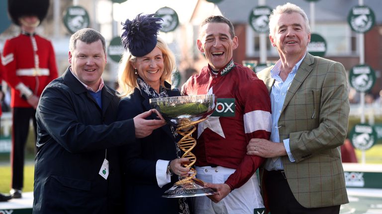 IRLANDA. Davy Russell ha annunciato il ritiro dopo la vittoria a Thurles domenica pomeriggio. Tre volte Irish Champion Jockey, vincitore per due anni consecutivi nel Grand National di Aintree in sella a Tiger Roll, il jockey di Youghal è stato magnifico protagonista della scena, collaborando ai successi di Gordon Elliott nell’ultimo decennio