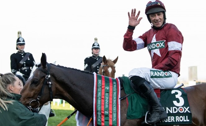 Inghilterra. Tiger Roll e Davy Russell compiono l’impresa, vincendo per il secondo anno consecutivo il Grand National di Aintree, primo cavallo dopo il leggendario Red Rum a conquistare l’ambita gara di Liverpool, battuti Magic Of Light, Rathvinden e Walk In The Mill