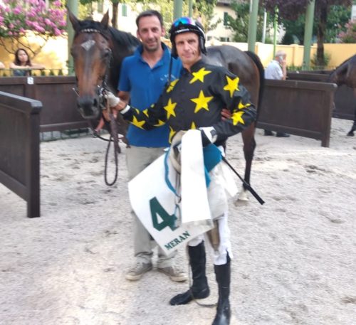 Italia. Raffaele Romano a quota 499! Il jockey bresciano vince con Namoun alla riapertura stagionale, collocandosi ad un passo dal fatidico traguardo. Banjo’s Voice (Alex Pollioni) e Babalshams (ottimo Agus)vincono le restanti corse di giornata