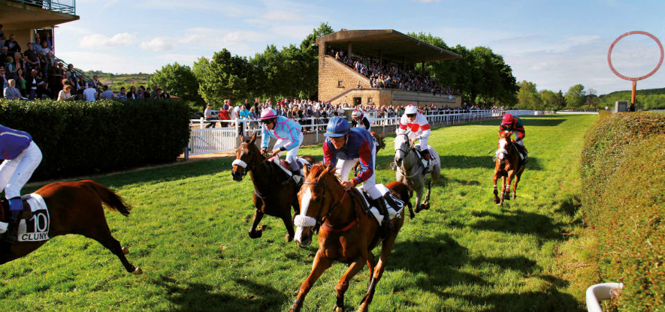 FRANCIA. Domenica si corre il Grand Steeple Chase de Cluny, in Borgogna c’è anche il top trainer Emmanuel Clayeux con la femmina Estelle, in pista Aristoloche il secondo arrivo nella passata edizione