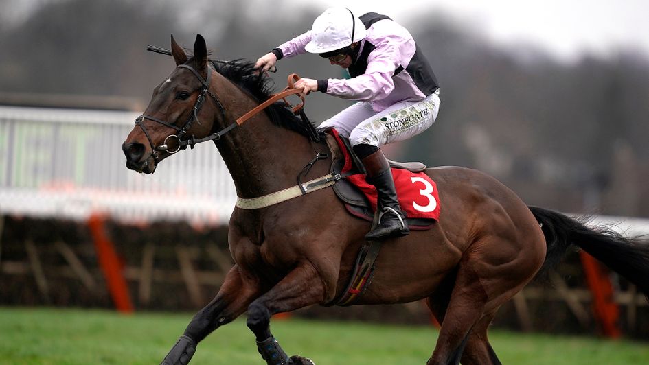 INGHILTERRA. Ascot manda in scena la Gold Cup Handicap Chase, dove Gary Moore cerca la terza vittoria in quattro anni presentando il cresciuto Larry. Mister Malarky, Vinndication, Black Corton, Go Conquer, Aso e On the Blind Side altri potenziali partenti